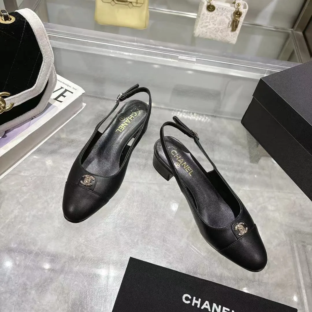 👟👟Ex-factory price 540👟👟 𝐂𝐇𝐀𝐍𝐄𝐋★Xiaoxiang New spring and summer counter new sandals, comfortable and low-heeled, a must-have for work and shopping💋 Show unique dressing style, too beautiful to say, a must-have in summer... Upper: imported sheepskin/Lining: mixed sheepskin Heel height: 3.5cm Outsole: Italian genuine leather outsole Shoe size: 35-39 (40, 41 and 42 are customized and cannot be returned or exchanged)